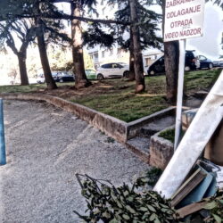 krupni otpad uz dječji park