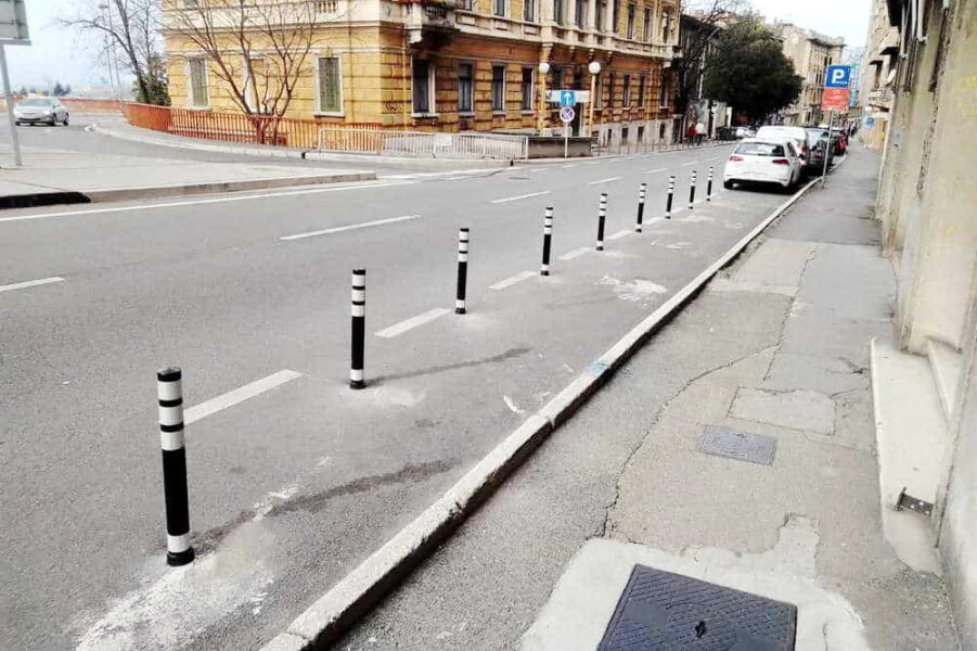 Fleksibilni stupići na raskrižju Strossmayerove ulice i Ulice Janka Polića Kamova