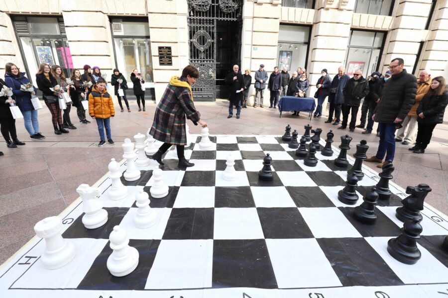 Simboličnom igrom šaha na Korzu započeo međunarodni ženski šahovski turnir Cvijet Mediterana