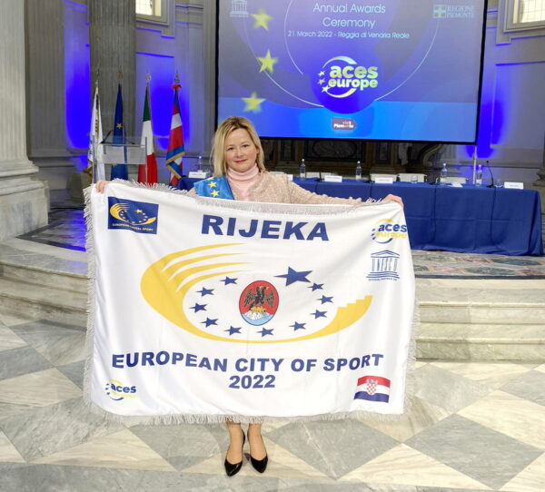 Zamjenica gradonačelnika Rijeke Sandra Krpan sa zastavom Europskog grada sporta