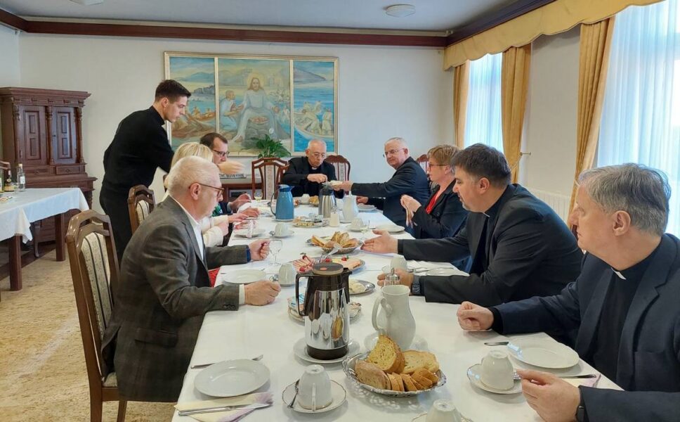Tradicionalni uskrsni doručak riječkih nadbiskupa i gradonačelnika