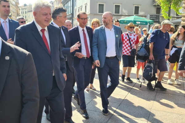 Župan Komadina, premijer Plenković, gradonačelnik Filipović i župan Kolar u obilasku štandova