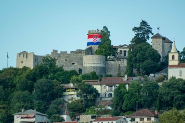 Trsatska gradina obavijena hrvatskom zastavom_Primorski Hrvat