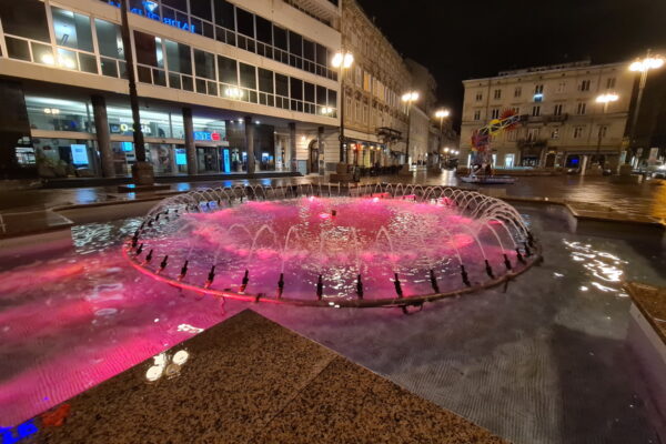 Fontana Jadranski trg ružičasta