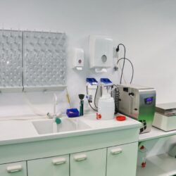 Otvorenje laboratorija za farmaciju u zgradi Sveučilišnih odjela na Kampusu