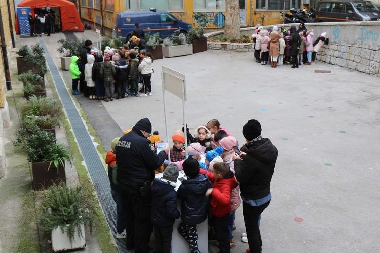 OŠ Dolac edukacija o postupanjima u slučaju katastrofa i nesreća