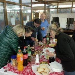 Zakuska uz glazbeni program, Blagdansko druženje u Mjesnom odboru Turnić