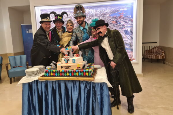 Rezanje PIK torte za 40. rođendan Riječkog karnevala