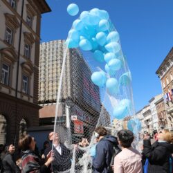 Svjetski dan autizma obilježen puštanjem plavih balona na Korzu