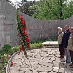 Polaganje vijenaca na spomen obilježjima