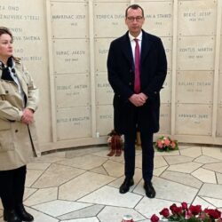 Polaganje vijenaca na spomen obilježjima