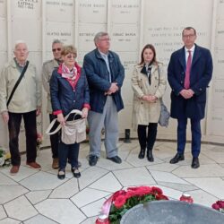 Polaganje vijenaca na spomen obilježjima