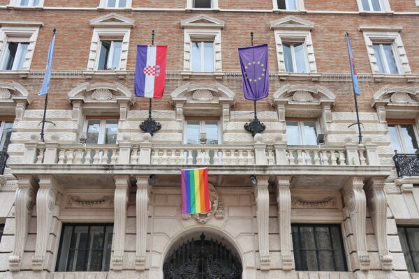 Zastava duginih boja na zgradi gradske uprave 