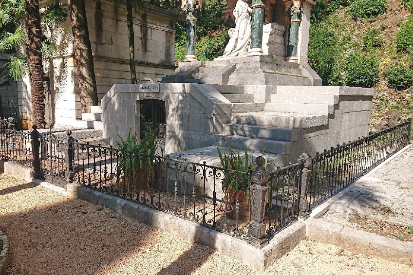 Grobnica obitelji Vio na groblju Kozala