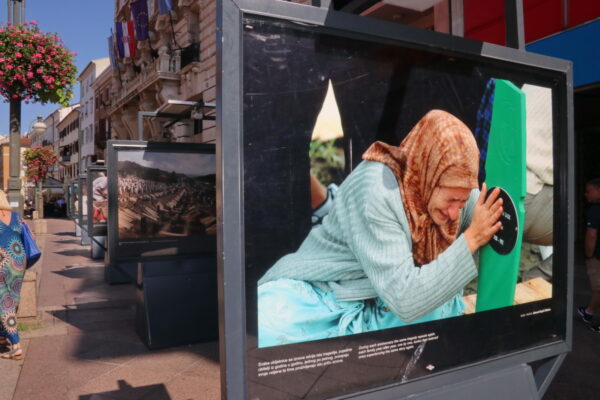 Izložba na postamentima Srebrenica