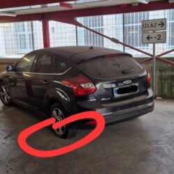Prilog-pitanju - nepropisno parkiran automobil koji trune u garaži u Ciottinoj ulici preko godinu dana