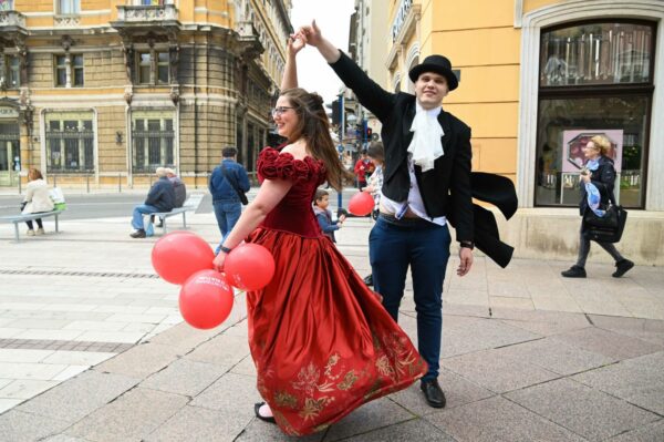 Volonterke i volonteri HKD u Zajčevim kostimima_Foto Ana Križanec Novi list