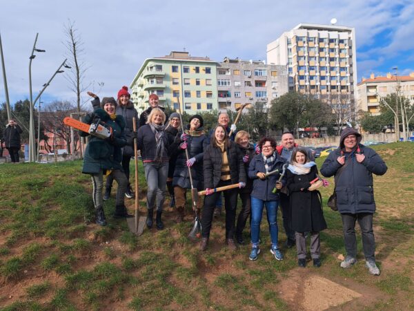 Volonterke i volonteri HKD_Sadnja stabala ispred Dječje kuće