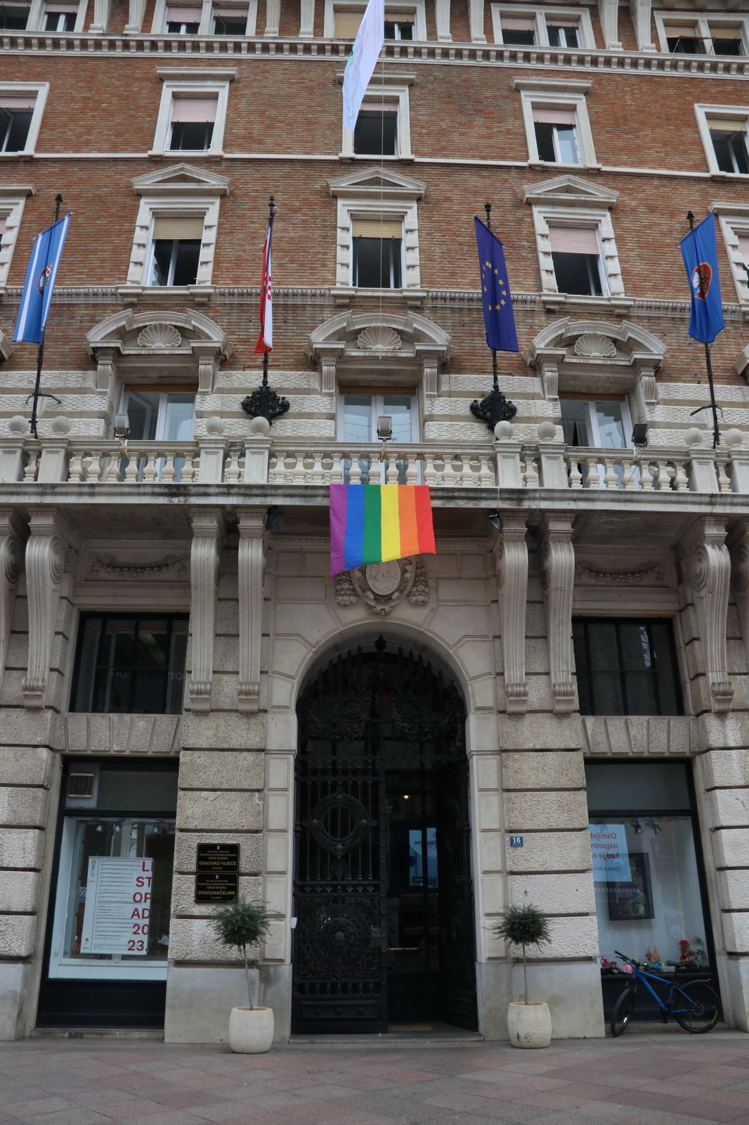 Zastava duginih boja na zgradi gradske uprave 