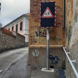 Svjetleći znakovi upozorenja na prometnicama