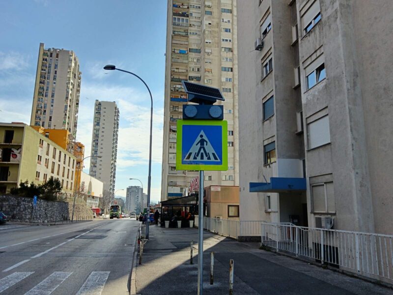 Novi fluorescentni znakovi i treptači za veću sigurnost pješaka na Turniću