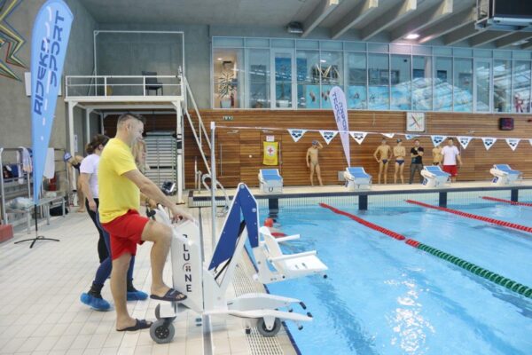 Prezentacija nove sportske opreme Bazena Kantrida – postavljeni novi startni blokovi i bazensko dizalo za prijevoz osoba s invaliditetom