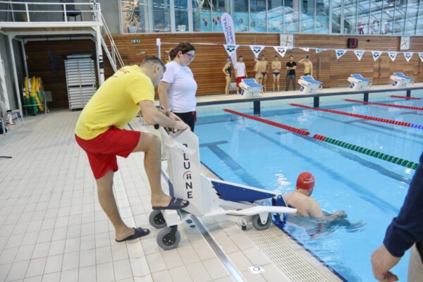 Prezentacija nove sportske opreme Bazena Kantrida – postavljeni novi startni blokovi i bazensko dizalo za prijevoz osoba s invaliditetom