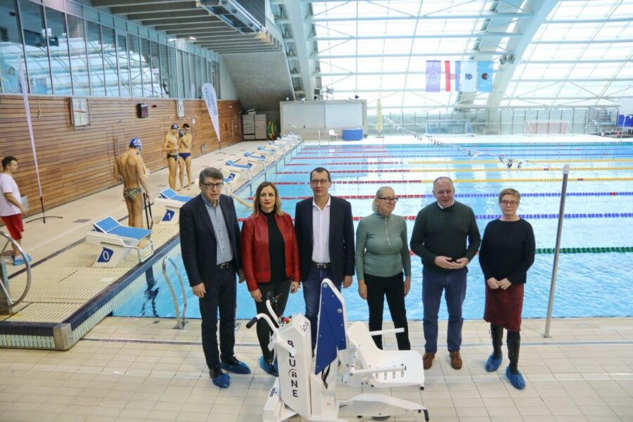 Prezentacija nove sportske opreme Bazena Kantrida – postavljeni novi startni blokovi i bazensko dizalo za prijevoz osoba s invaliditetom