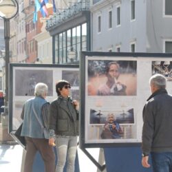 Izložba fotografija Žene na postamentima na Korzu