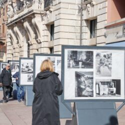 Izložba fotografija Žene na postamentima na Korzu