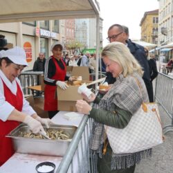 Podjela ribica na Korzu povodom Uskrsa