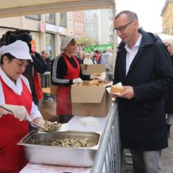 Podjela ribica na Korzu povodom Uskrsa