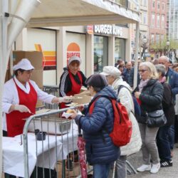 Podjela ribica na Korzu povodom Uskrsa