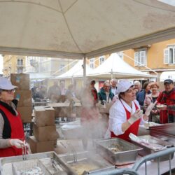 Podjela ribica na Korzu povodom Uskrsa