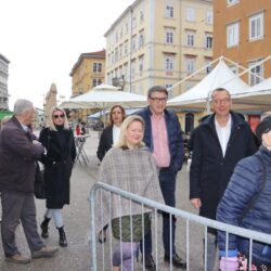 Podjela ribica na Korzu povodom UskrsaPodjela ribica na Korzu povodom Uskrsa