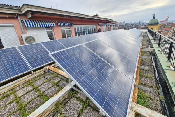 Solarni paneli na krovu Korzo 16