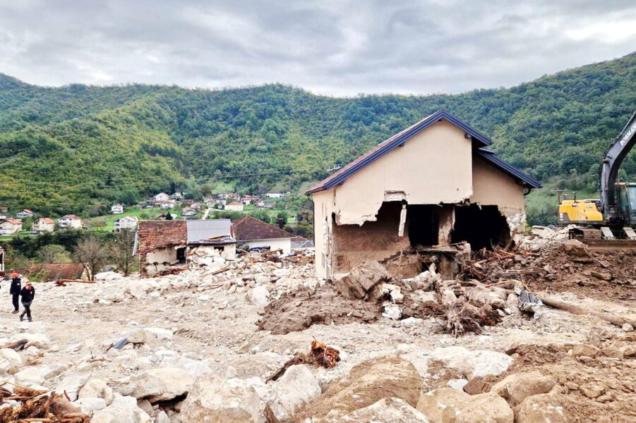 Pripadnici Civilne zastite Grada Rijeke pomazu u traganju i spasavanju u Bosni i Hercegovini