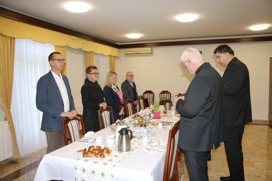 Cestitanje kod nadbiskupa uoci Bozica