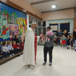 Doček Sv. Nikole na Vojaku 2024.- podjela poklona