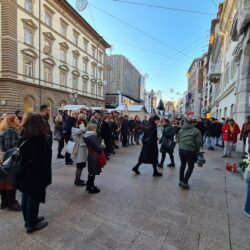 Paljenje svijeća zbog tradegije zagrebačkoj OŠ Prečko