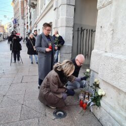 Paljenje svijeća zbog tradegije zagrebačkoj OŠ Prečko