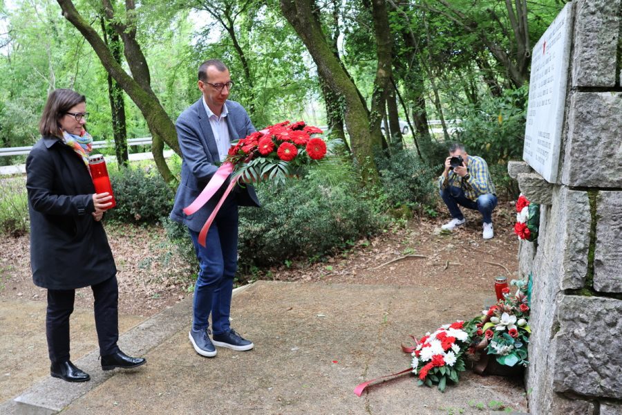 Polaganje vijenaca za streljane antifašistkinje