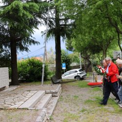 Polaganje vijenaca za streljane antifašistkinje