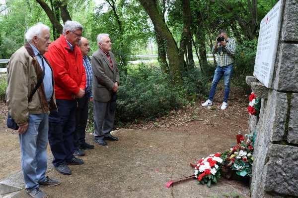 Polaganje vijenaca za streljane antifašistkinje