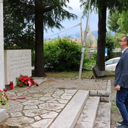Polaganje vijenaca za streljane antifašistkinje
