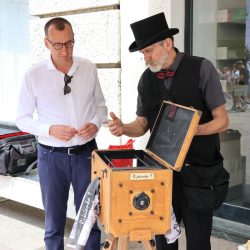 Izložba Borislava Božića na postamentima na Korzu