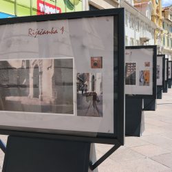 Izložba Borislava Božića na postamentima na Korzu