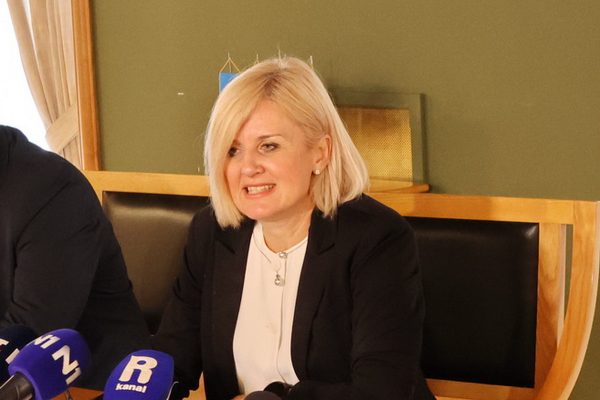 Konferencija za medije gradonačelnice Rinčić i zamjenika Vivode i Milakovića (4)