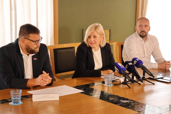 Konferencija za medije gradonačelnice Rinčić i zamjenika Vivode i Milakovića (17)