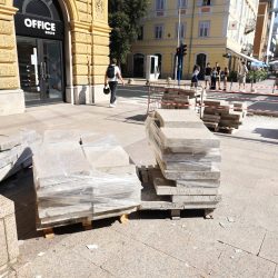 Zamjena oštećenih kamenih ploča na Trgu 111. brigade HV i Trgu Republike Hrvatske